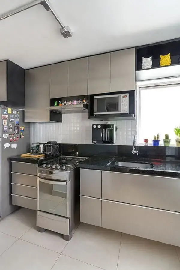 tons de cinza claro para decoração de cozinha pequena planejada Foto Lolafá