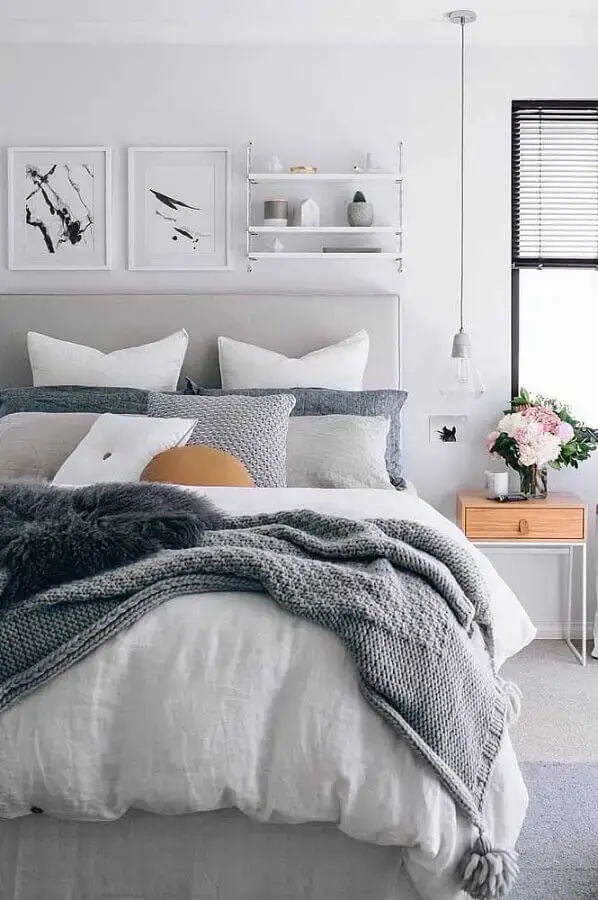 tons de cinza claro para decoração de quarto feminino com criado mudo minimalista de madeira Foto Pinterest