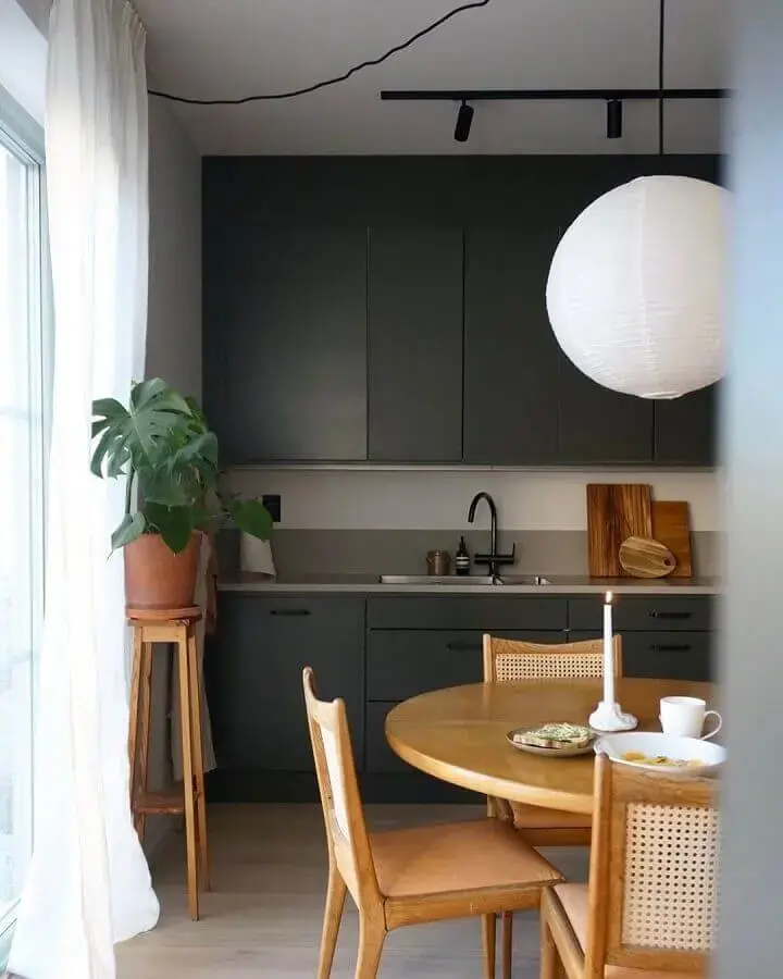 tons de cinza escuros para decoração de cozinha com mesa de madeira Foto Futurist Architecture