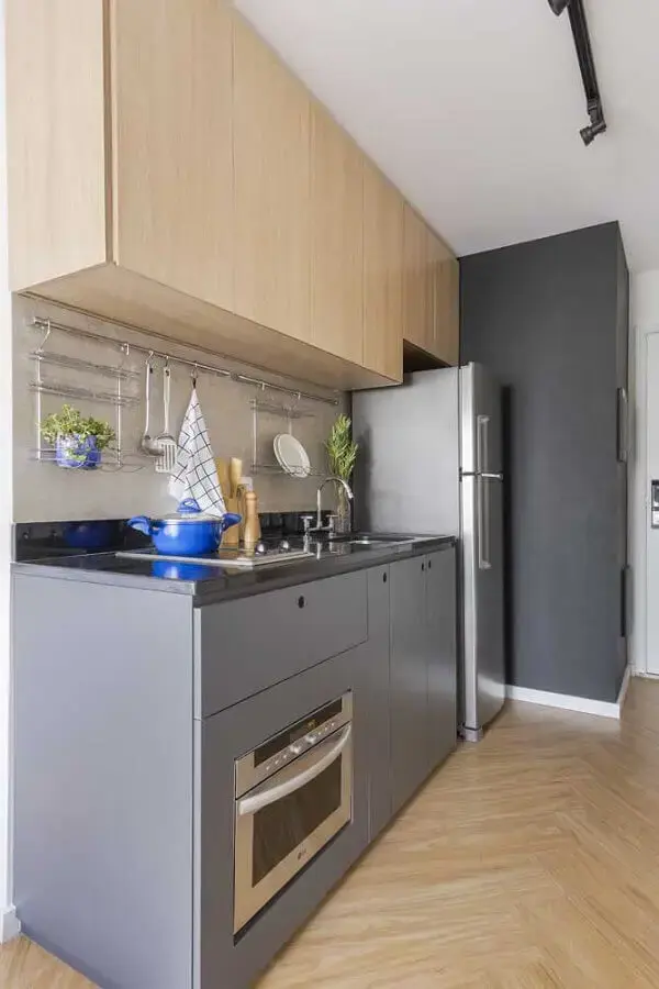 tons de cinza para cozinha pequena com armário aéreo de madeira  Foto Pinterest