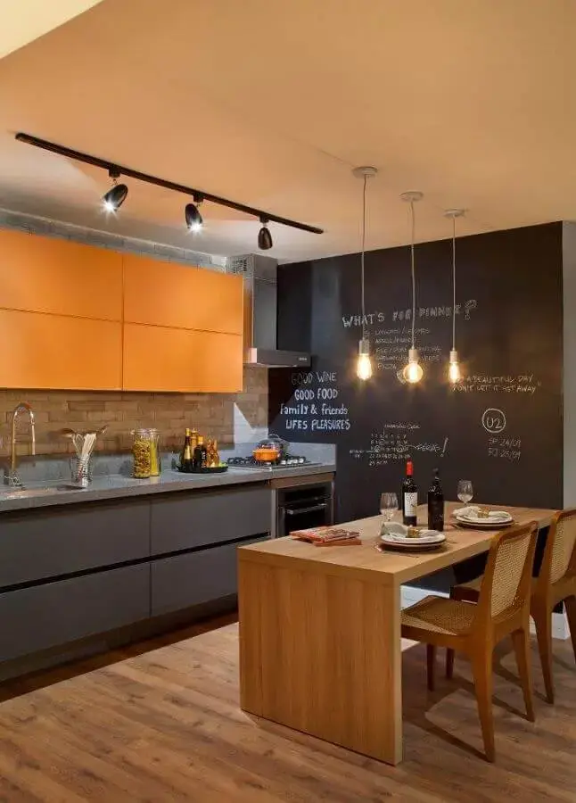tons de cinza para decoração de cozinha com mesa de madeira e armário aéreo laranja 