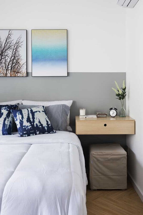 tons de cinza para parede de quarto decorado com criado mudo suspenso de madeira  Foto Pinterest