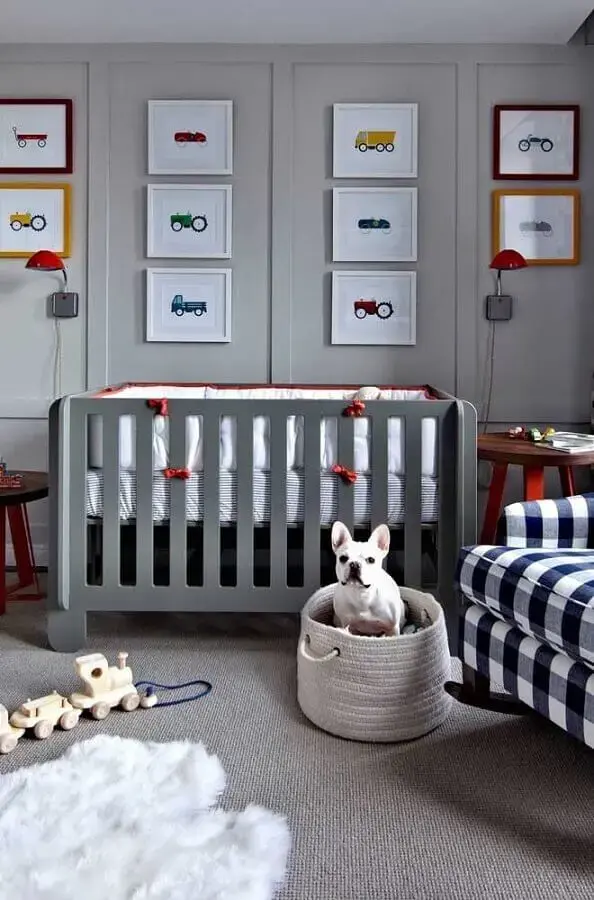 tons de cinza para quarto de bebê decorado com quadros de carros Foto Casa de Valentina