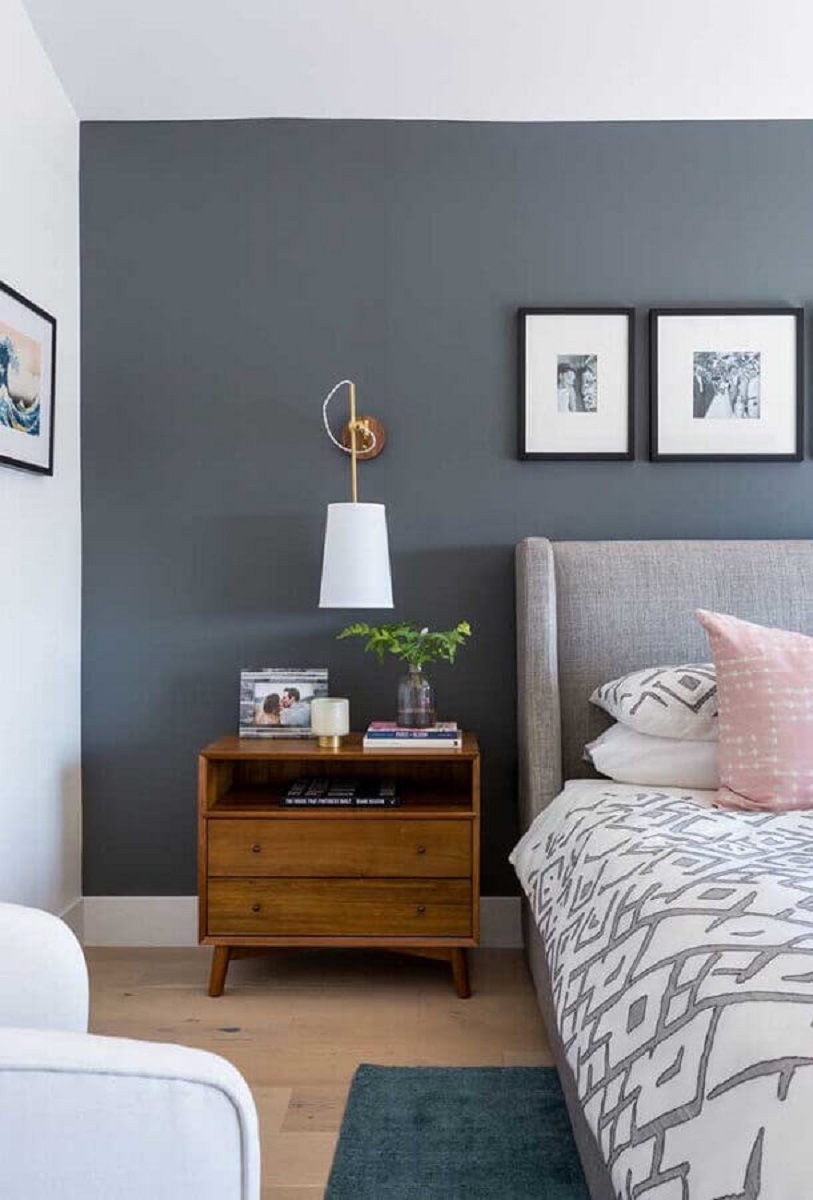 tons de cinza para quarto de casal decorado com abajur de parede e criado mudo de madeira Foto Pinterest