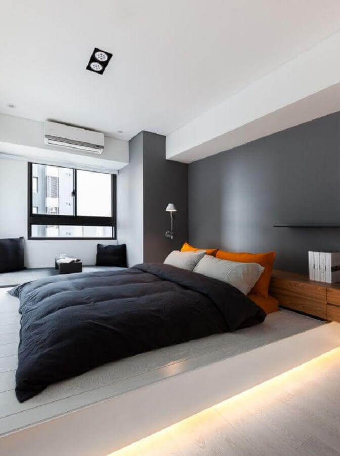 tons de cinza para quarto de casal moderno com travesseiros na cor laranja Foto Futurist Architecture