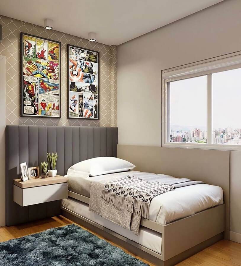 tons de cinza para quarto de solteiro decorado com quadro colorido e cabeceira estofada  Foto Jeito de Casa