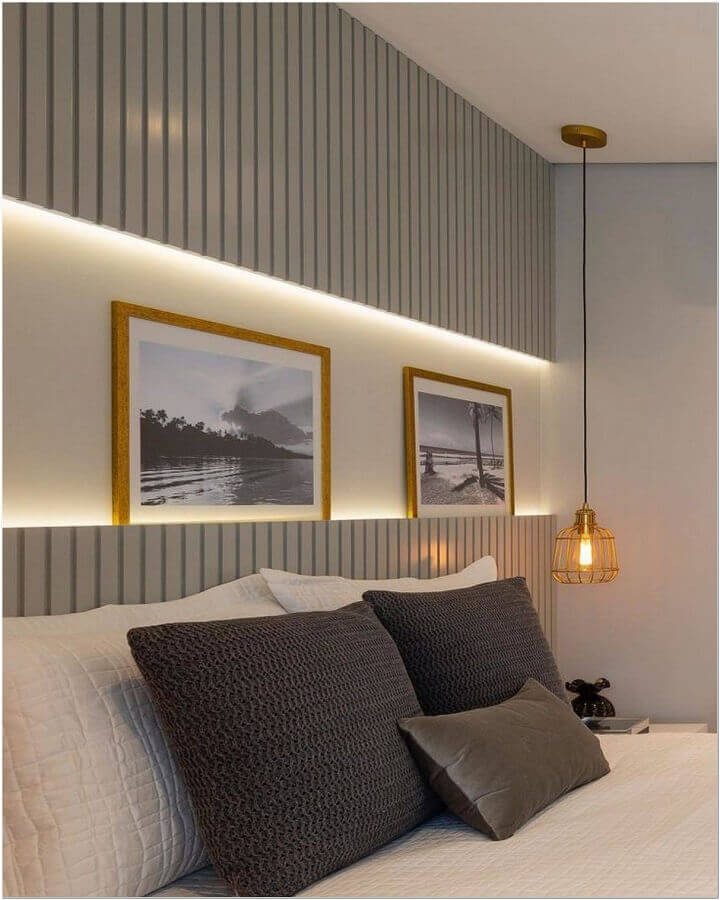 tons de cinza para quarto decorado com pendente aramado e fita de led na cabeceira da cama Foto Jeito de Casa
