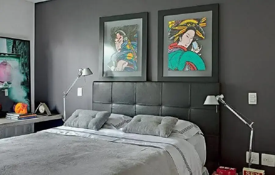 tons de cinza para quarto decorado com quadros coloridos e luminárias articuladas Foto Jeito de Casa