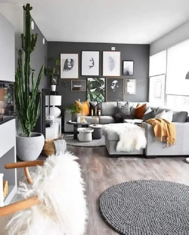 tons de cinza para sala de estar decorada com tapete redondo e vários quadros preto e branco Foto Pinterest