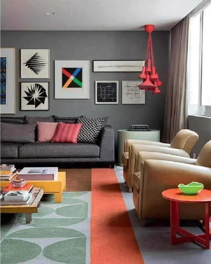 tons de cinza para sala decorada com tapete luminária pendente e almofadas coloridas Foto Pinterest