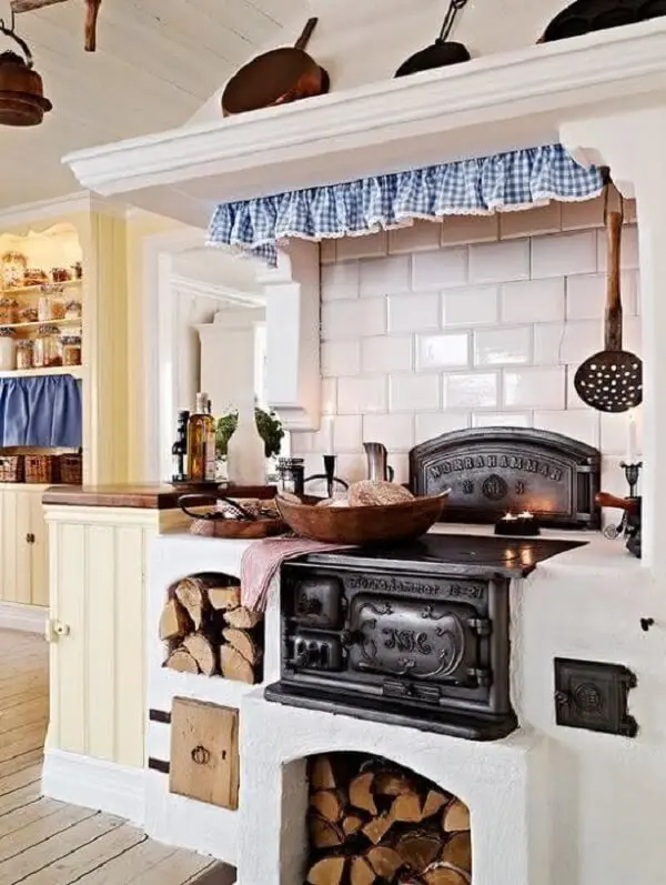 É possível adaptar o seu fogão à lenha ao estilo que você desejar