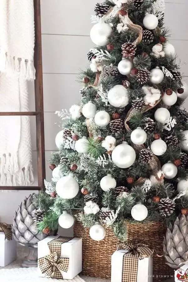 árvore de Natal com pinhas e bolas prateadas  Foto Woonblog