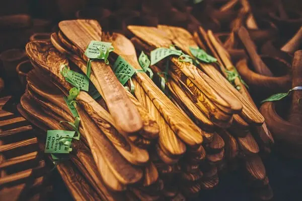 A madeira são excelentes elementos artesanais que quando usadas podem dar vida a utensílios na cozinha