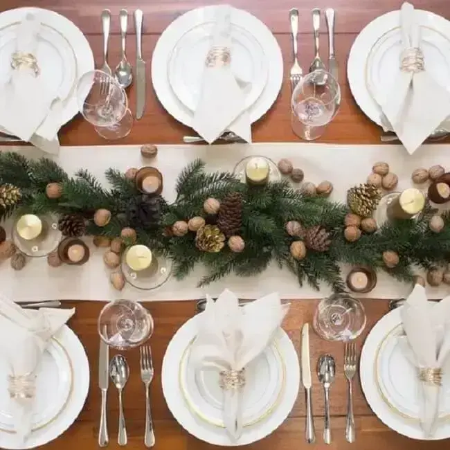 Antes de definir quais são os enfeites de Natal para mesa pense nas cores que você deseja utilizar