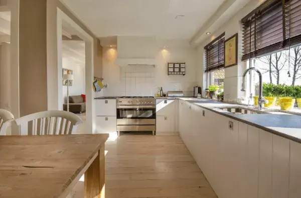 Aproveite cada centímetro da cozinha quando for decorar um apartamento com espaço reduzido