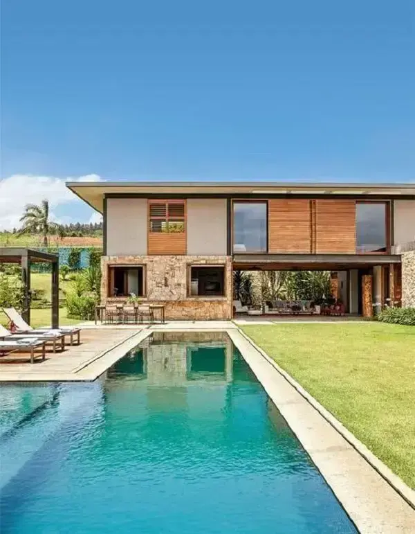 As casas de campo com varanda e piscinas podem ser modernas e sofisticadas, sem necessariamente serem rústicas