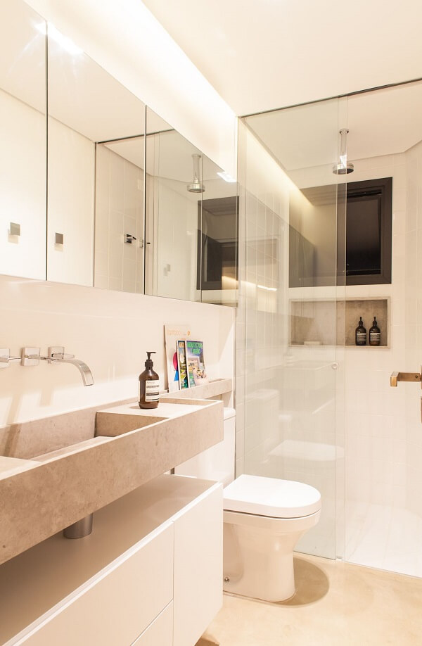 Banheiro branco com chuveiro cromado redondo