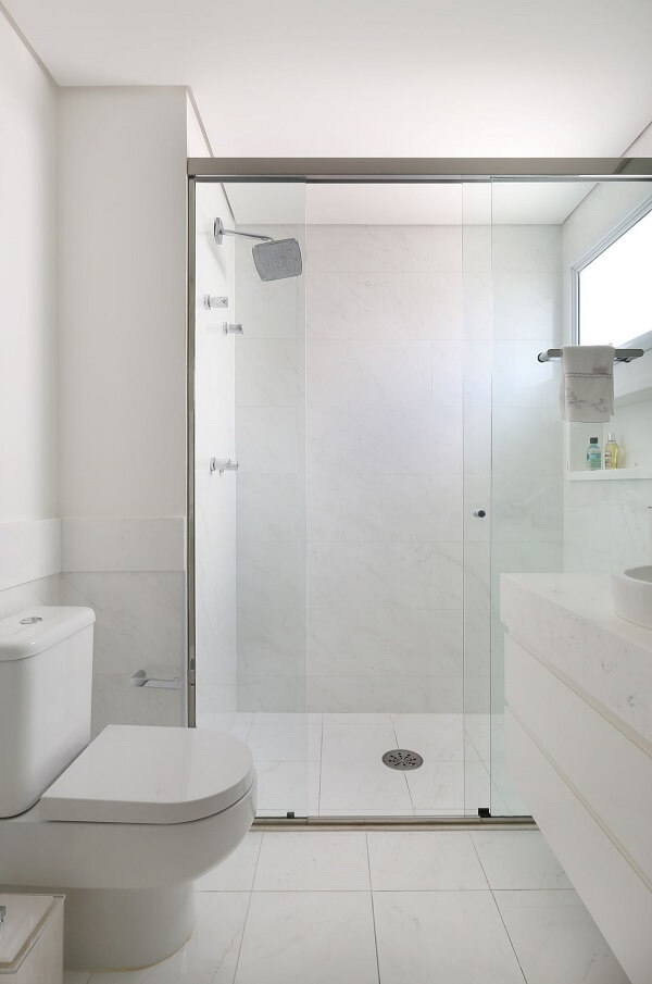 Banheiro clean com chuveiro cromado quadrado