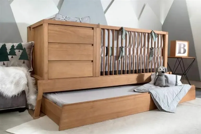 Berço de madeira com gavetas e cama auxiliar tamanho solteiro