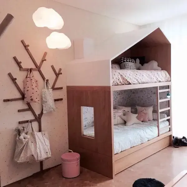 Cabideiro de madeira de parede com formato lúdico para quarto infantil