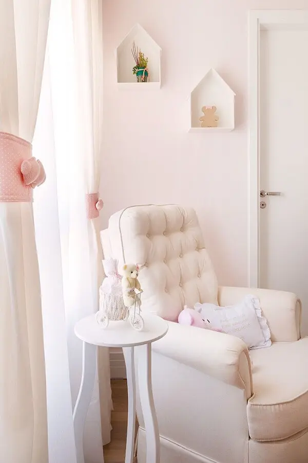 Cantinho da amamentação decorado com nicho casinha quarto bebê