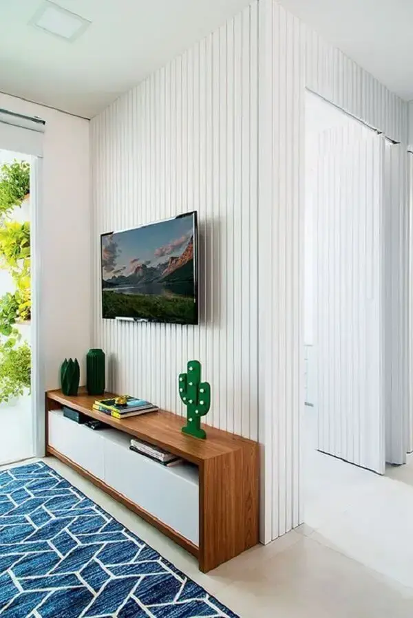 Decoração clean com painel ripado branco para sala de estar