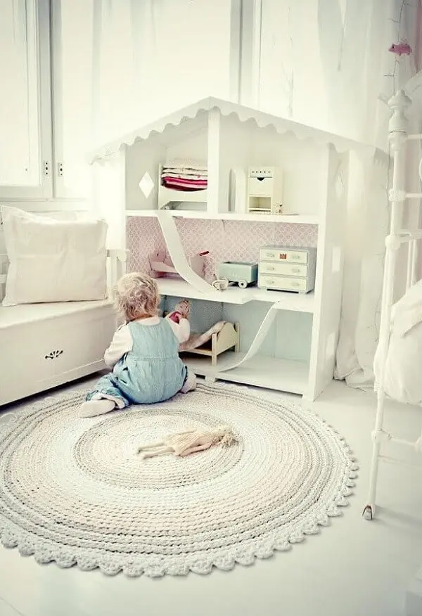 Decoração clean com tapete de crochê para quarto infantil todo branco