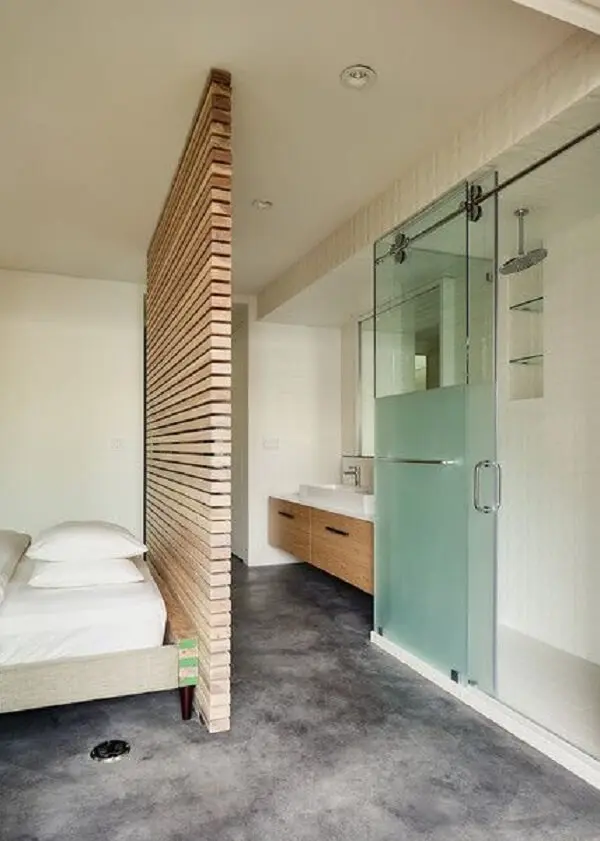 Divisória em madeira e porta de vidro para esse quarto com suíte pequeno