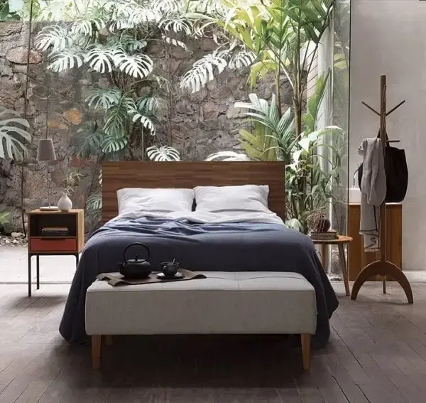 Em quartos amplos o cabideiro de chão madeira pode ficar próxima a cama