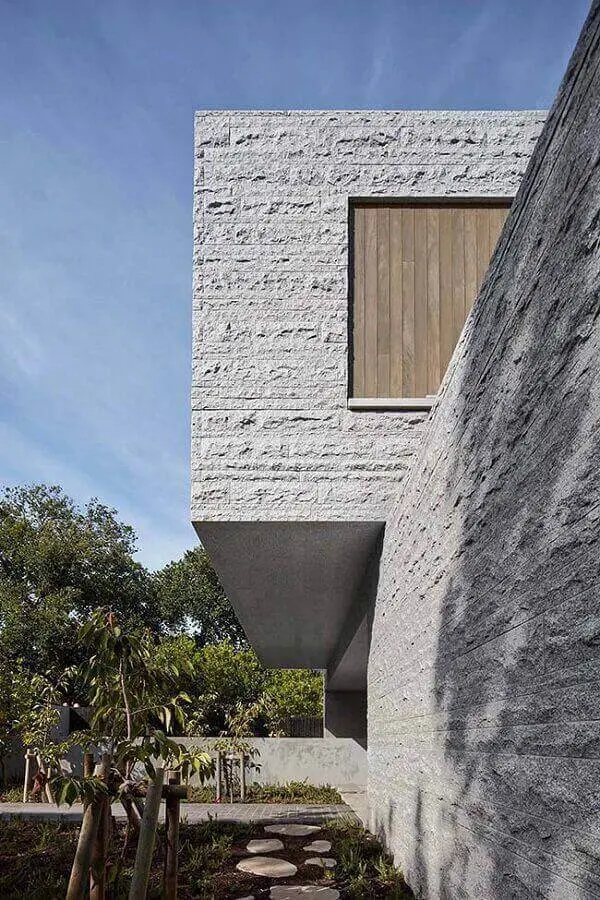 Inove no projeto faça o revestimento de toda a casa com muro de pedra Miracema