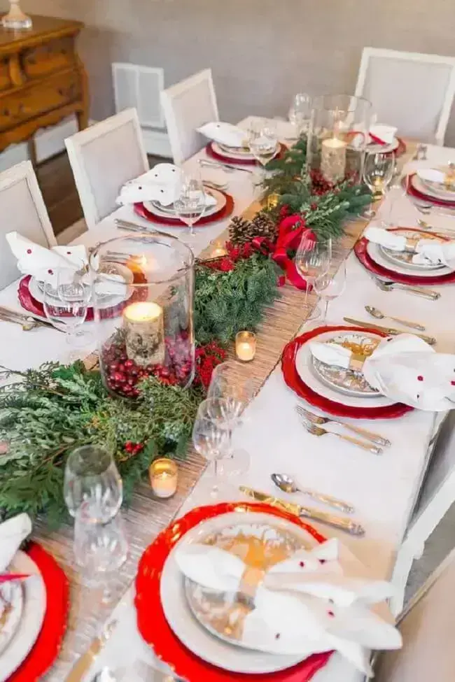 Invista em fitas para unir os talheres e guardanapos da mesa de Natal