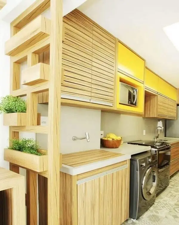Modelo de cozinha com área de serviço simples aberta planejada com armários de madeira