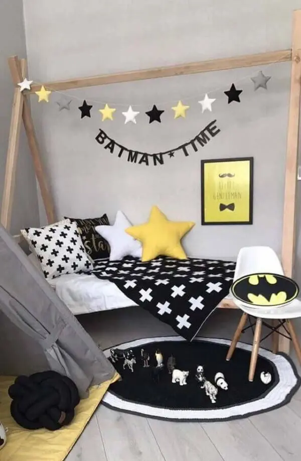 Modelo de tapete de crochê para quarto de menino decorado com cama casinha