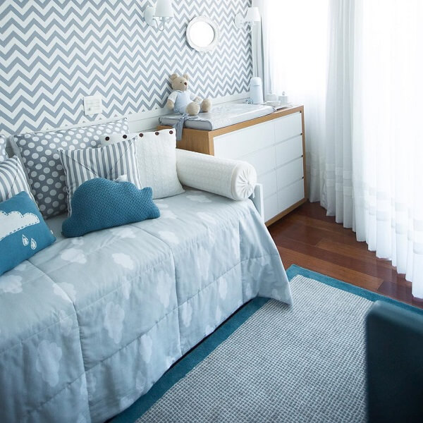 Modelo de tapete para quarto infantil masculino com bordas em azul