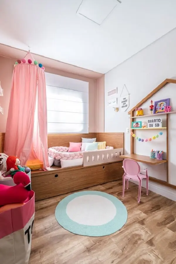 Modelo de tapete redondo para quarto infantil com cores neutras