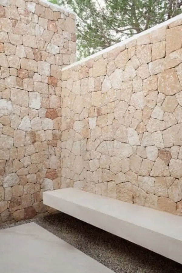 Muro de pedra madeira traz privacidade para a área externa