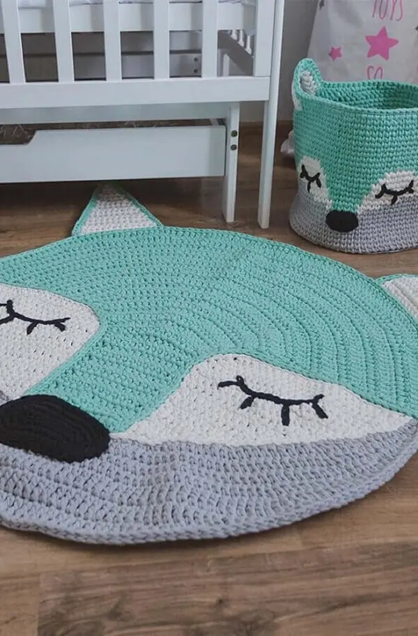Na decoração o tapete de crochê para quarto infantil combina com o cesto de crochê