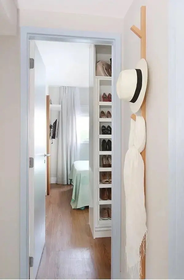 O cabideiro de madeira de parede é perfeito para espaços compactos