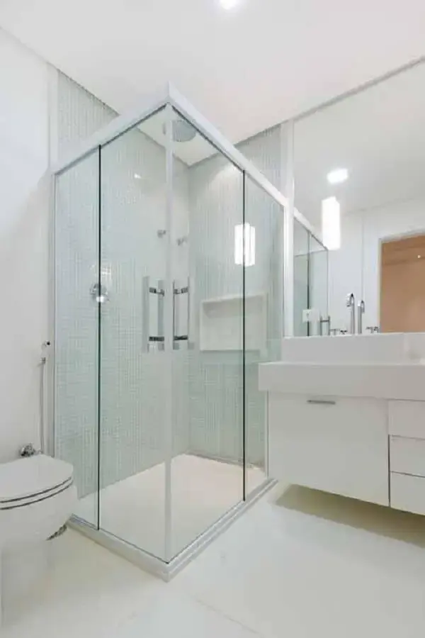 O chuveiro elétrico cromado se adapta muito bem na decoração desse banheiro