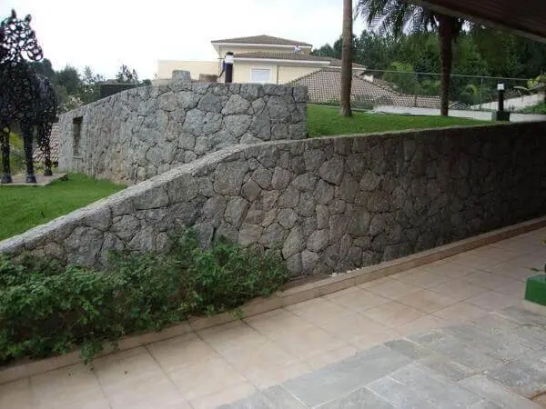 O muro de arrimo de pedra é muito usado em projetos paisagísticos