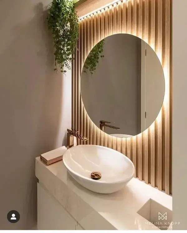 O painel ripado com espelho é perfeito para o banheiro