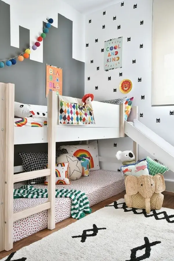 O tapete grande para quarto infantil traz neutralidade para o espaço