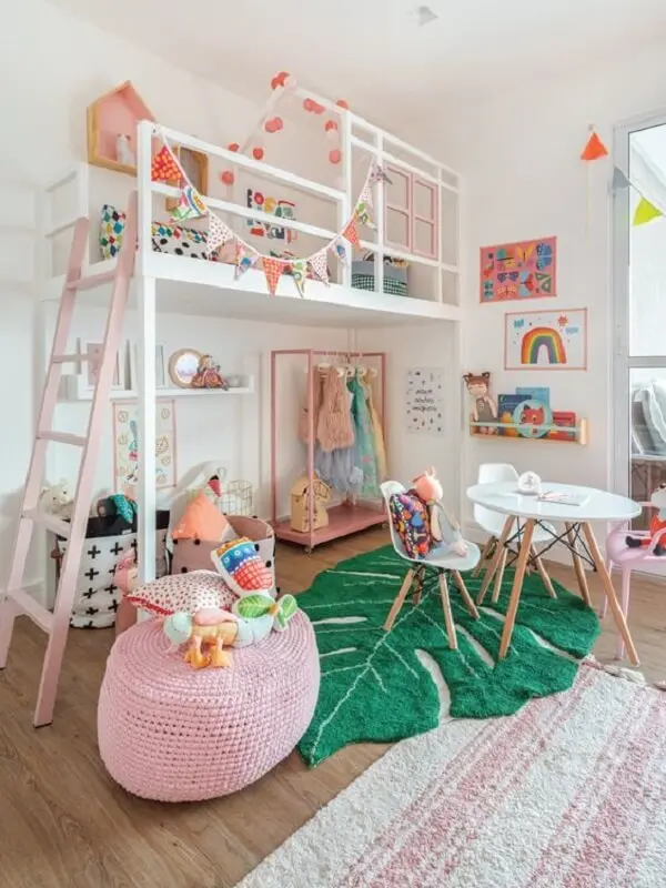 O tapete para quarto infantil em formato de folha traz um destaque incrível para a decoração