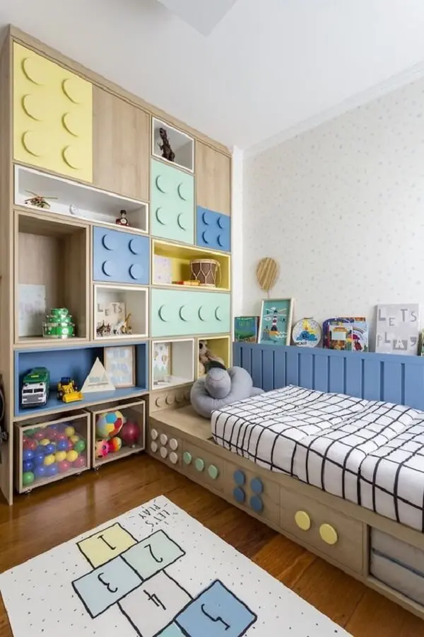 O tapete para quarto infantil com estampa de amarelinha é pura diversão