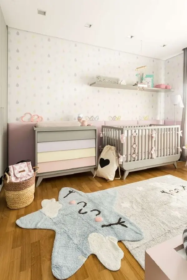 O tapete para quarto infantil com forma de estrela traz aconchego para a decoração