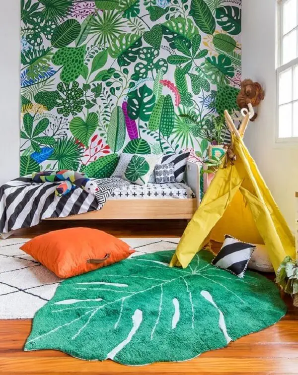 O tapete para quarto infantil em folha é o grande protagonista da decoração