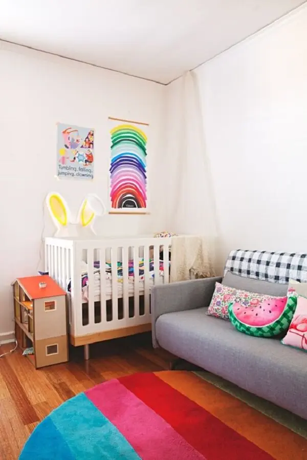 O tapete redondo para quarto infantil neutro pode trazer o ponto de cor que o dormitório precisava