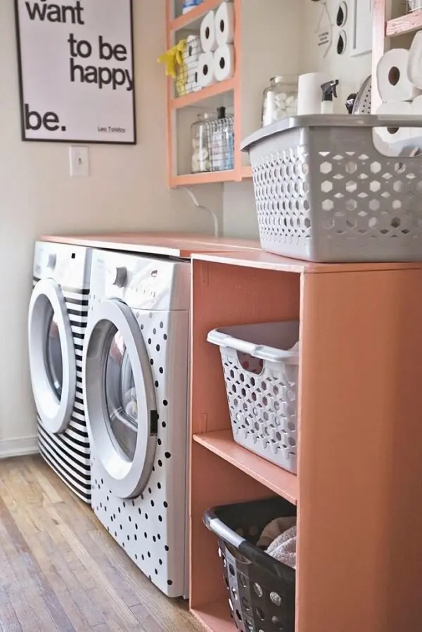 Os cestos ajudam na organização e os adesivos nas máquinas de lavar ajudam na decoração da área de serviço simples