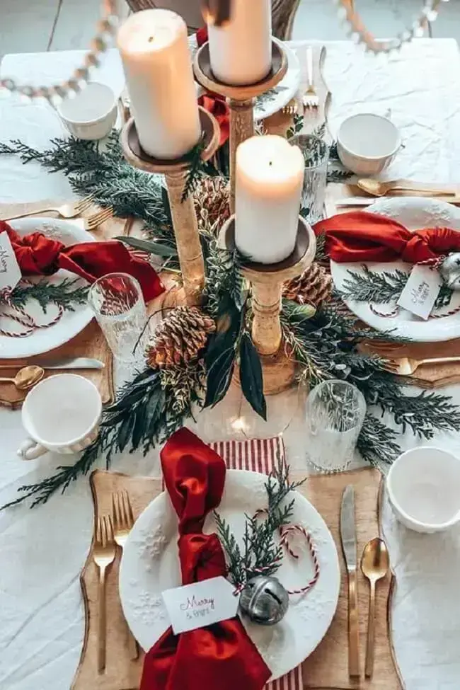 Os enfeites de Natal para mesa em tons de vermelho e verde são quase uma presença garantida na decoração de todo ano
