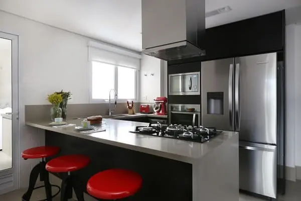 Otimize espaços investindo em banquetas vermelhas na cozinha